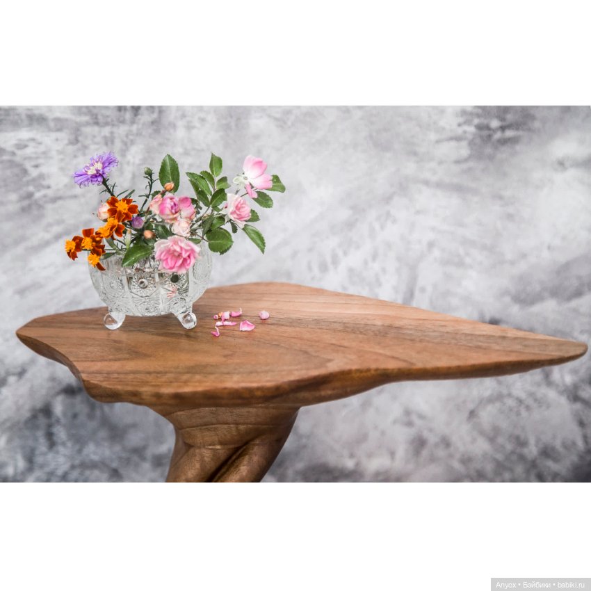 Стол из Ореха, ваза с последним осенним букетом и SartoriaJ Naomi