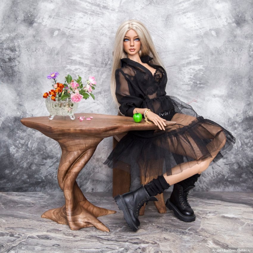 Стол из Ореха, ваза с последним осенним букетом и SartoriaJ Naomi