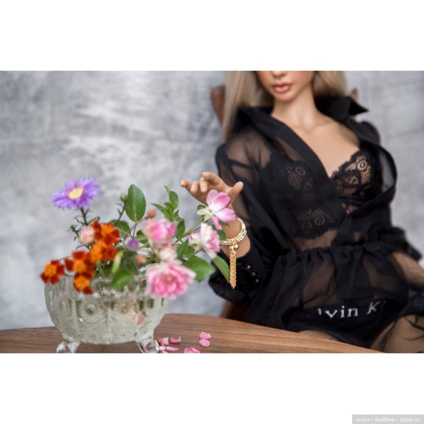 Стол из Ореха, ваза с последним осенним букетом и SartoriaJ Naomi