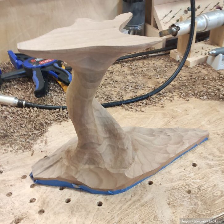 Стол из Ореха, ваза с последним осенним букетом и SartoriaJ Naomi