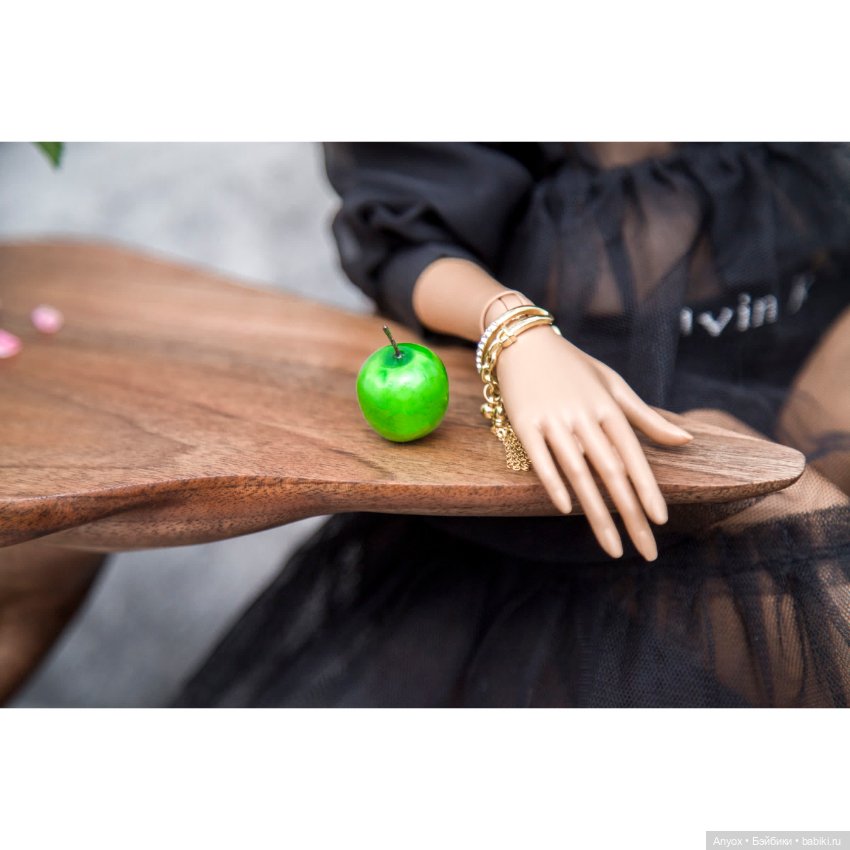 Стол из Ореха, ваза с последним осенним букетом и SartoriaJ Naomi