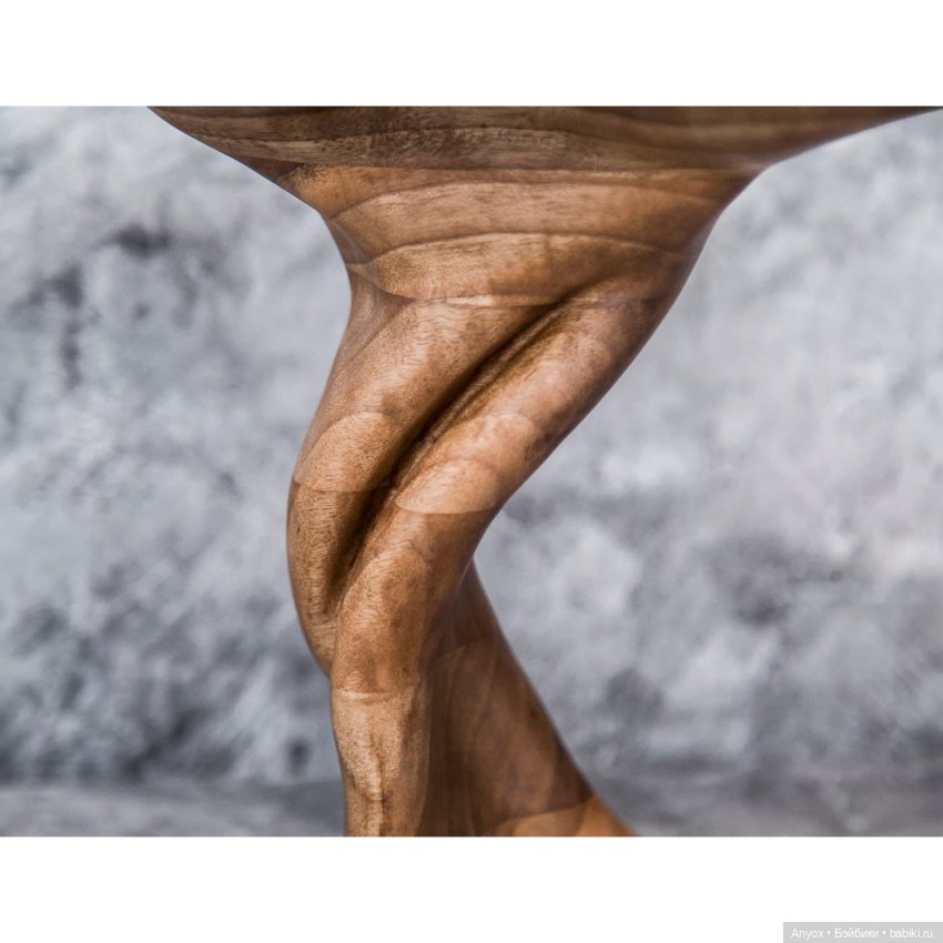 Стол из Ореха, ваза с последним осенним букетом и SartoriaJ Naomi