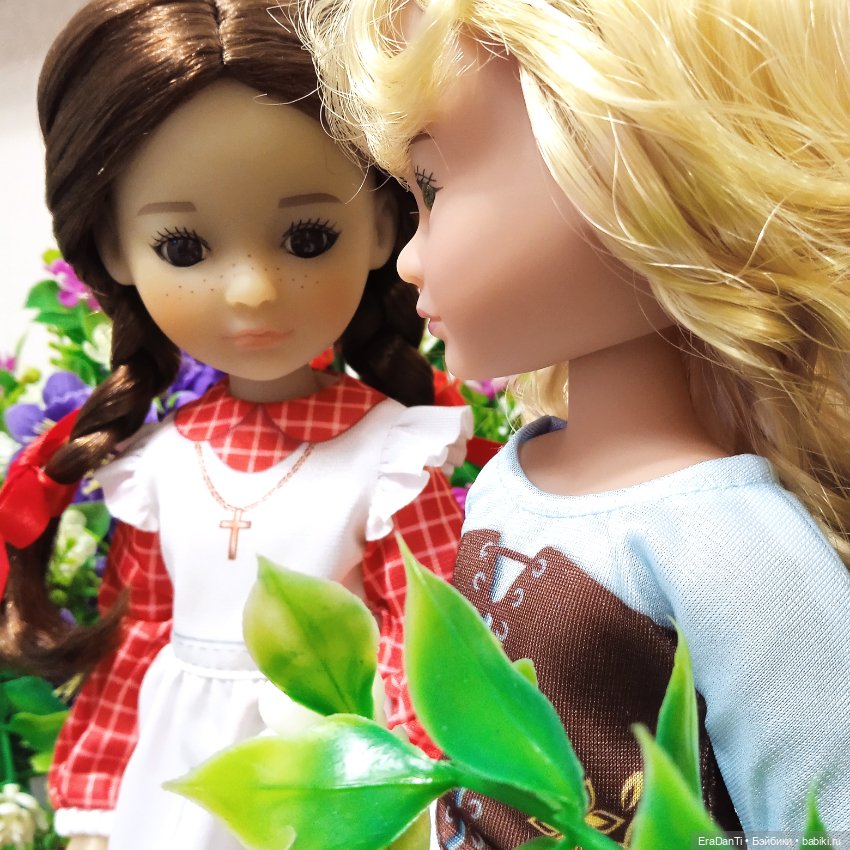 Беляночка и Розочка: среди цветов🌹🌹🌹