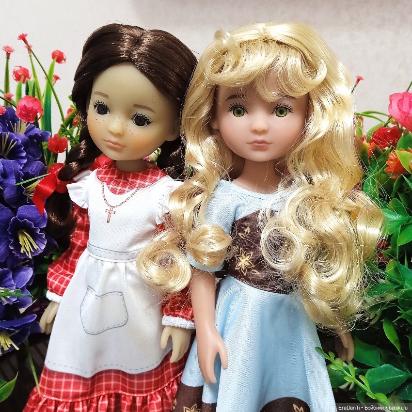 Беляночка и Розочка: среди цветов🌹🌹🌹