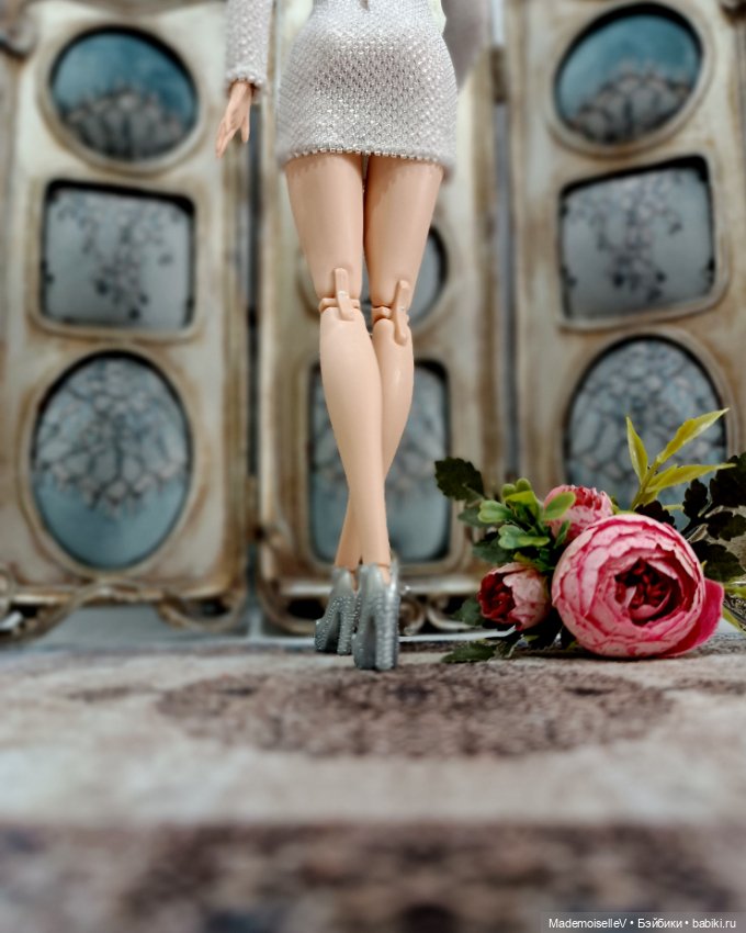 Девушка с обложки — Мебель для кукол и домиков: фото