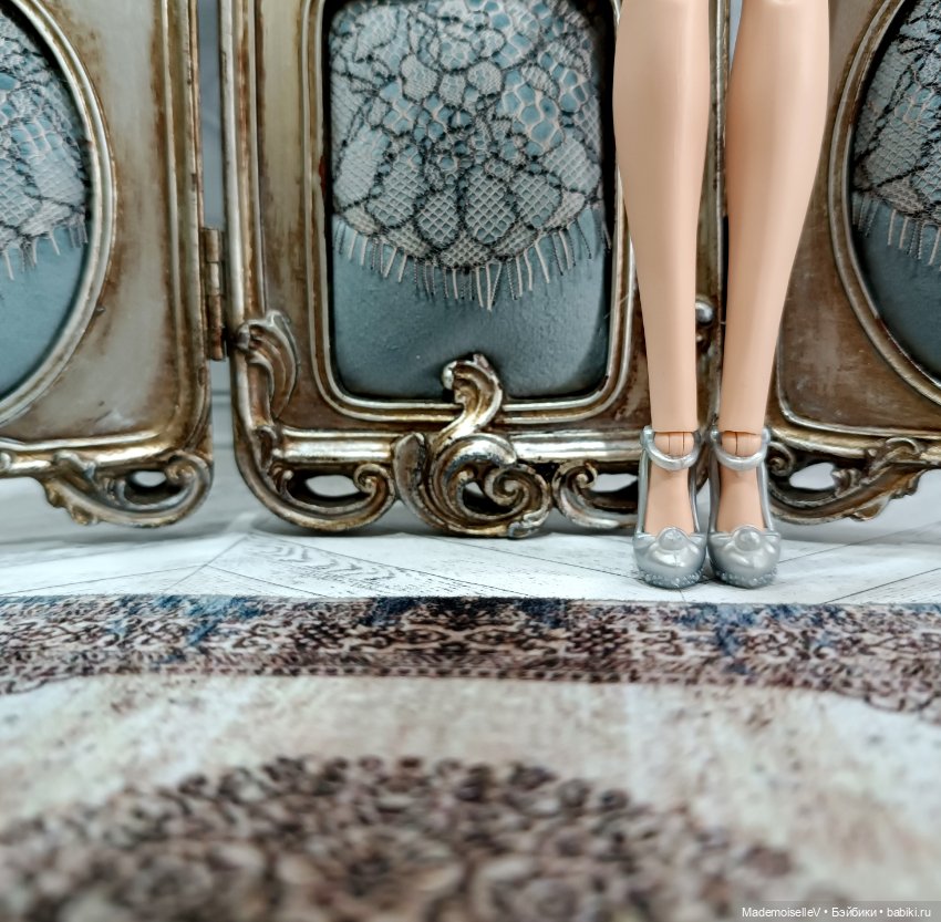 Девушка с обложки — Мебель для кукол и домиков: фото