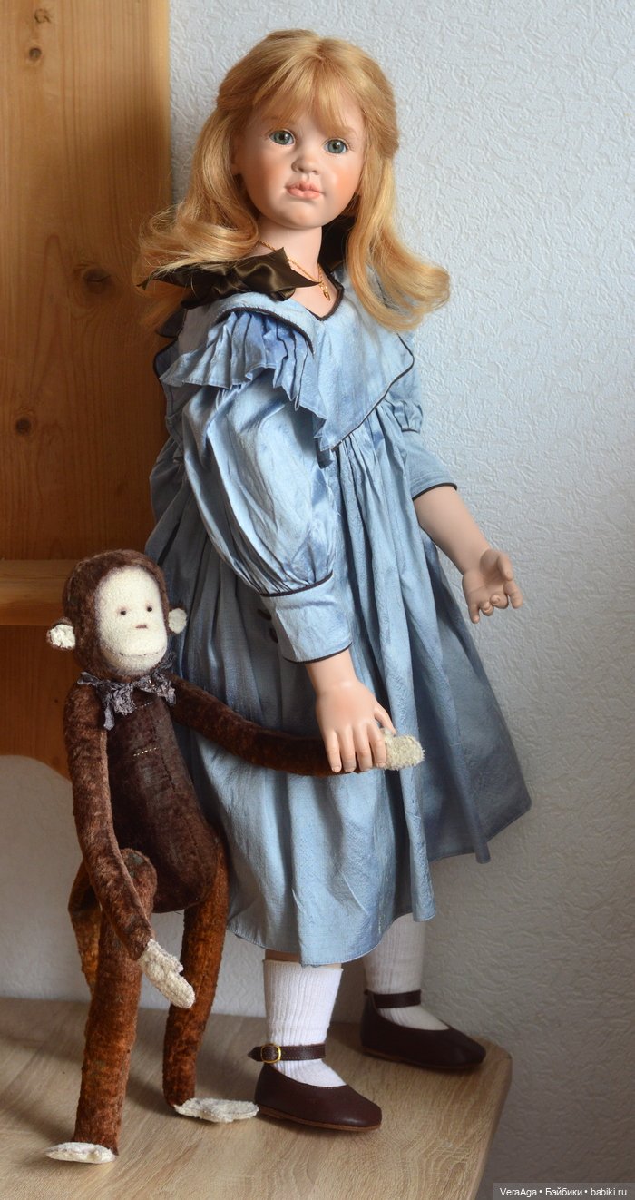 Девочка с золотыми волосами и её обезьянка