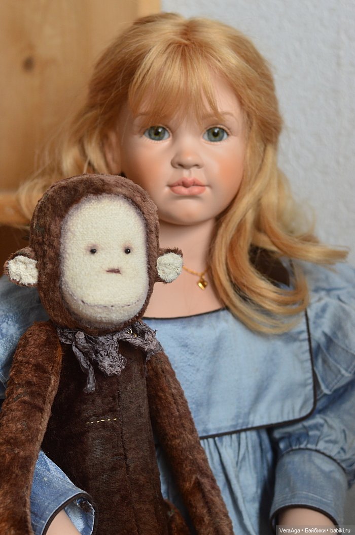 Девочка с золотыми волосами и её обезьянка (фото 4)