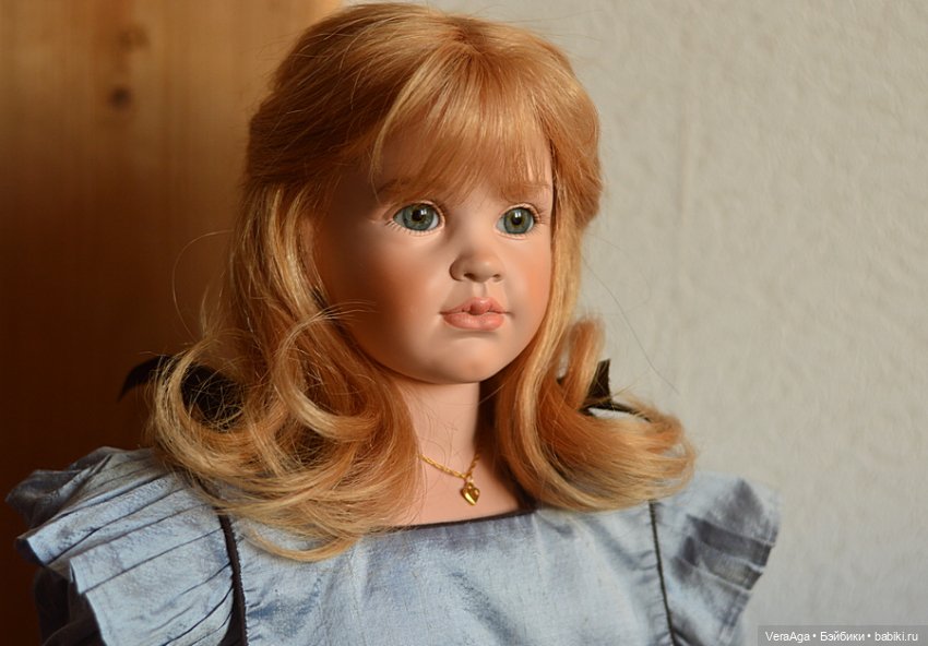 Девочка с золотыми волосами и её обезьянка