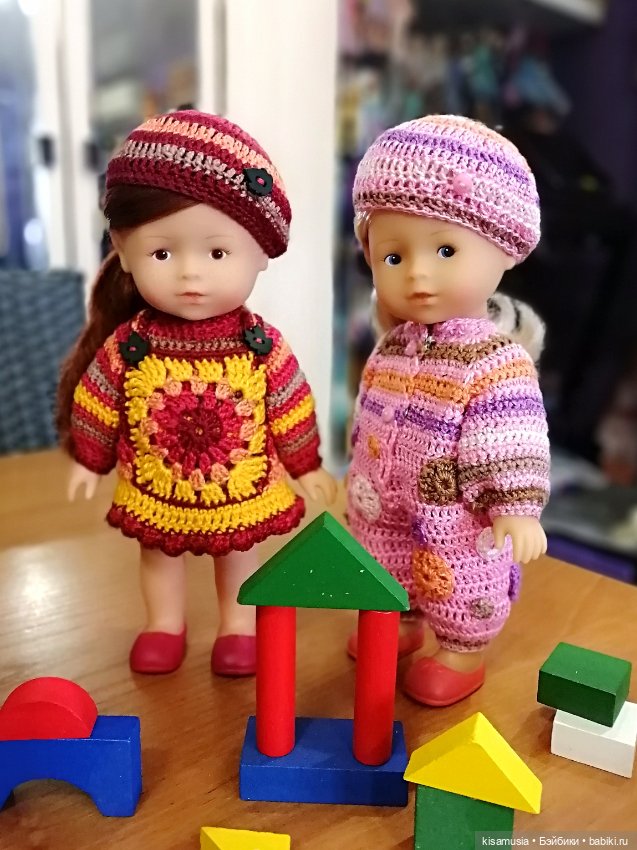 Новые вязаные наряды для куколок (фото 8)