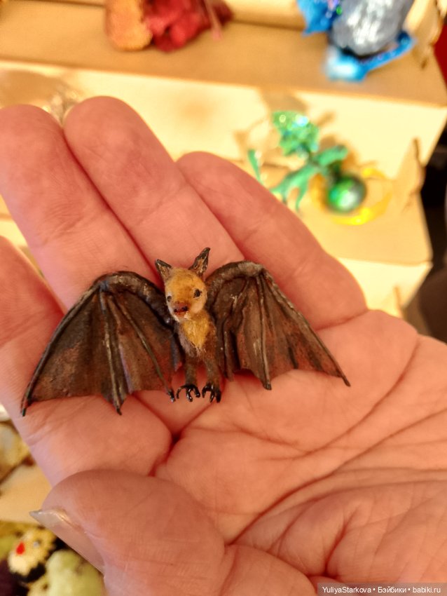 Девчонки на выставке "Мишка с куклою"