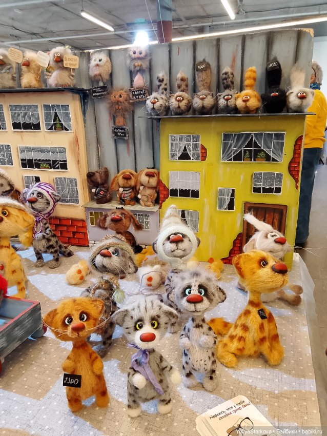 Девчонки на выставке "Мишка с куклою"