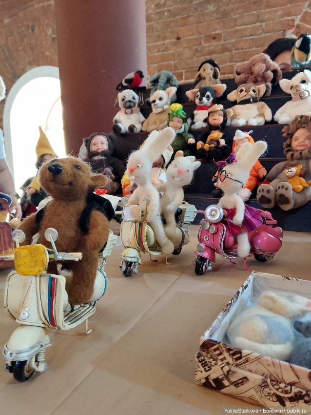 Девчонки на выставке "Мишка с куклою"