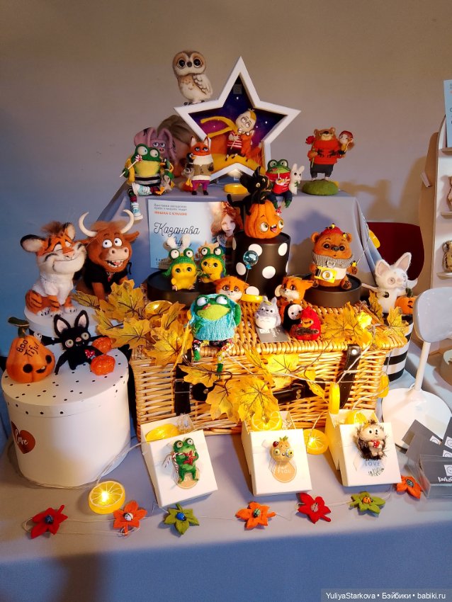 Девчонки на выставке "Мишка с куклою"