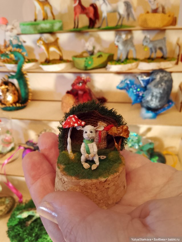 Девчонки на выставке "Мишка с куклою"