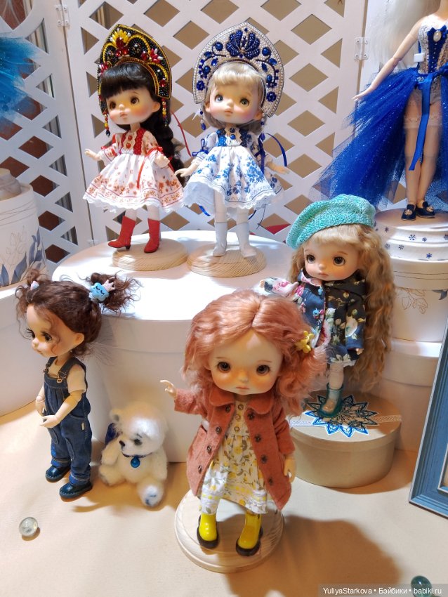 Девчонки на выставке "Мишка с куклою"