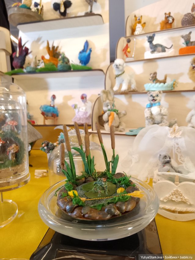 Девчонки на выставке "Мишка с куклою"