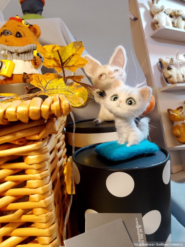 Девчонки на выставке "Мишка с куклою"