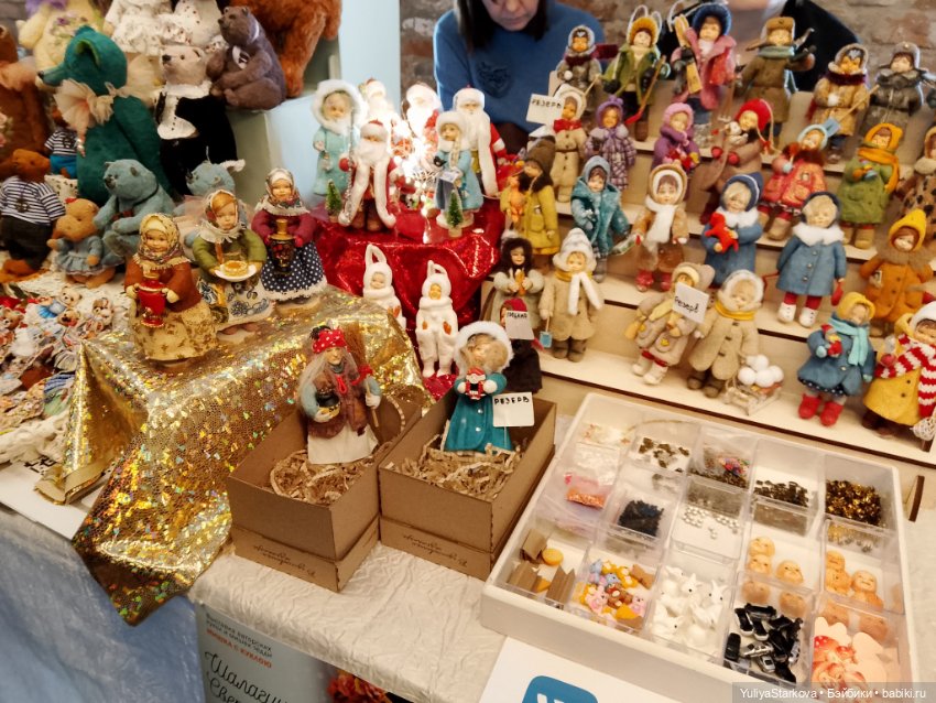 Девчонки на выставке "Мишка с куклою"