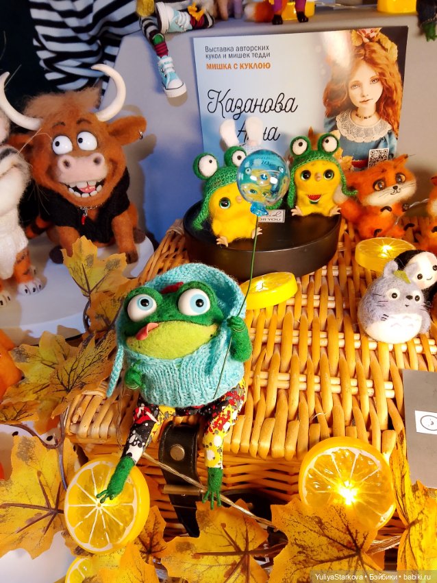 Девчонки на выставке "Мишка с куклою"