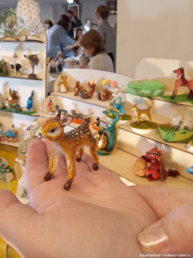 Девчонки на выставке "Мишка с куклою"