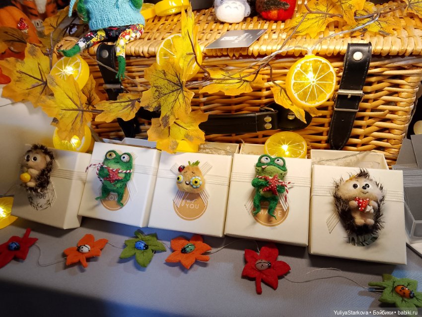 Девчонки на выставке "Мишка с куклою"