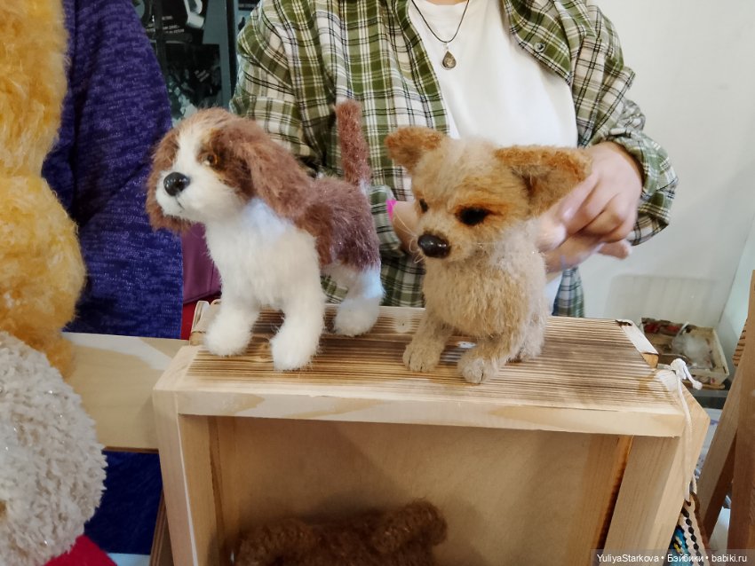 Девчонки на выставке "Мишка с куклою"