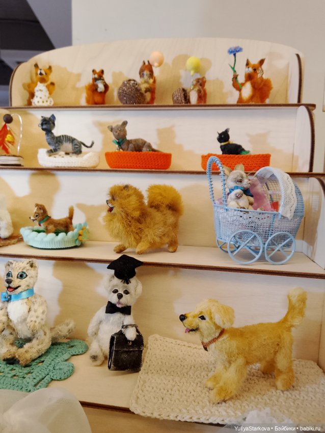 Девчонки на выставке "Мишка с куклою"