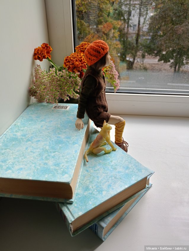 Она надевает чулки, и наступает осень