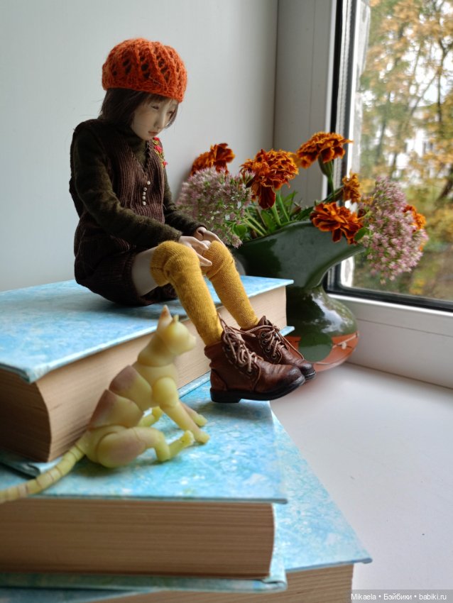 Она надевает чулки, и наступает осень