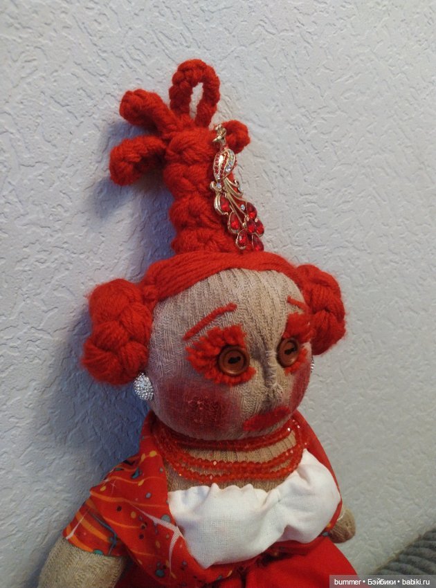 Куклы из чулка. Пришила кукле новое лицо и обновила образ (фото 5)