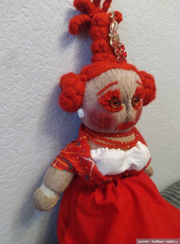 Куклы из чулка. Пришила кукле новое лицо и обновила образ (фото 4)