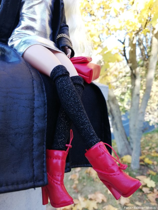 Красные сапожки, стройные ножки