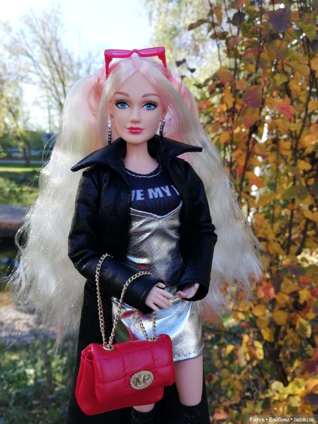 Красные сапожки, стройные ножки