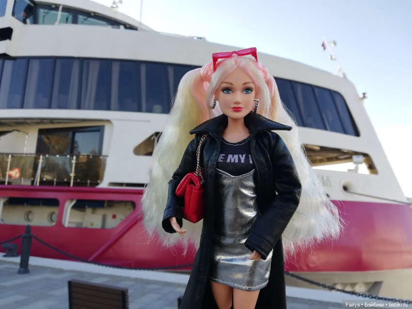 Красные сапожки, стройные ножки