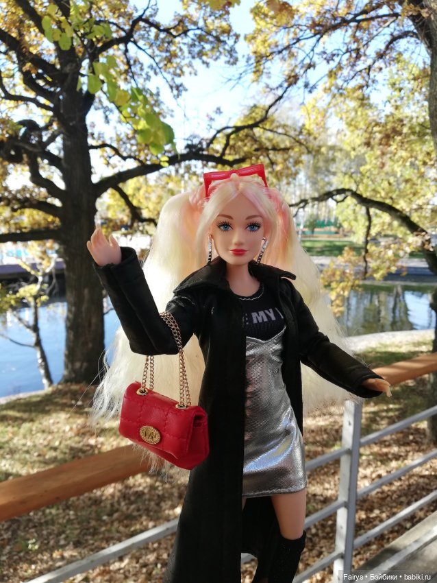 Красные сапожки, стройные ножки