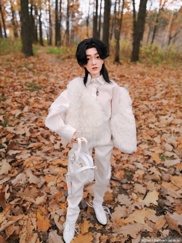 Белое облачко в осеннем лесу