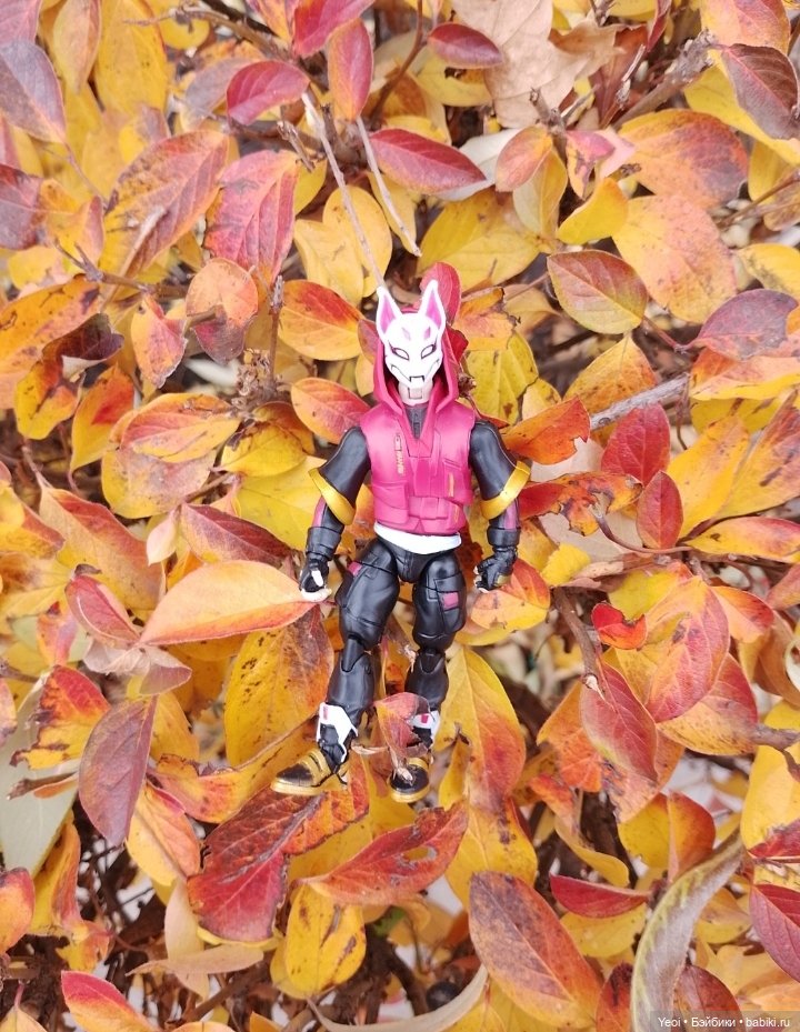 Фигурки в парке, Супер Кот (Леди Баг и Супер Кот) и Ронин (Фортнайт)