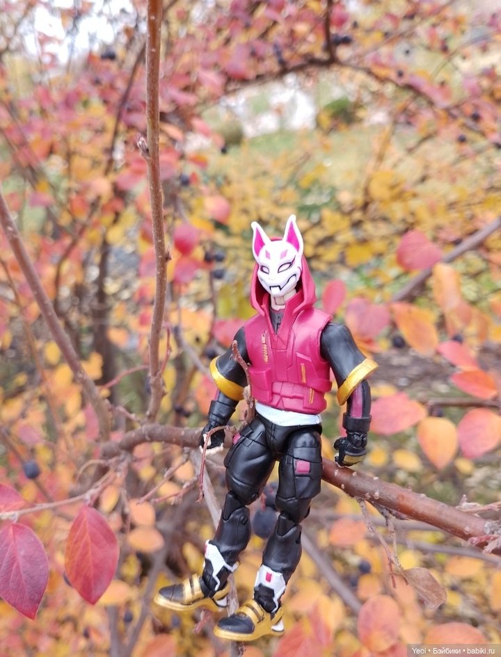 Фигурки в парке, Супер Кот (Леди Баг и Супер Кот) и Ронин (Фортнайт)