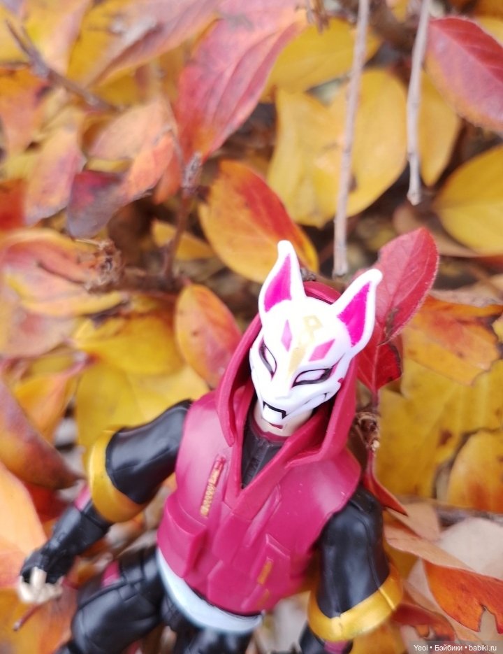 Фигурки в парке, Супер Кот (Леди Баг и Супер Кот) и Ронин (Фортнайт)