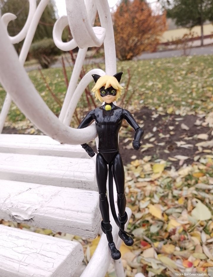 Фигурки в парке, Супер Кот (Леди Баг и Супер Кот) и Ронин (Фортнайт)