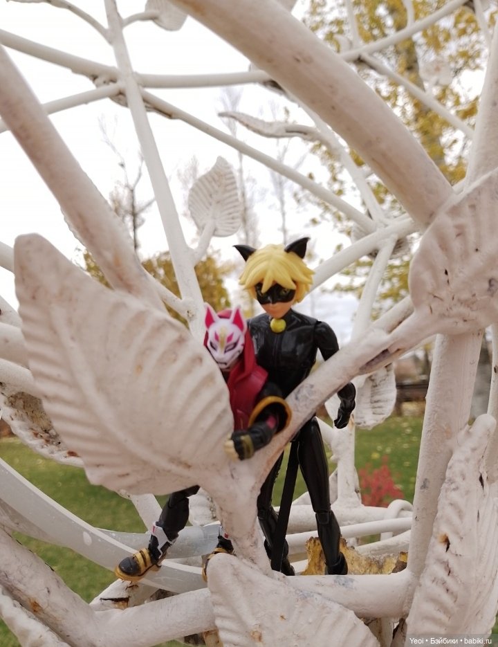 Фигурки в парке, Супер Кот (Леди Баг и Супер Кот) и Ронин (Фортнайт) (фото 6)