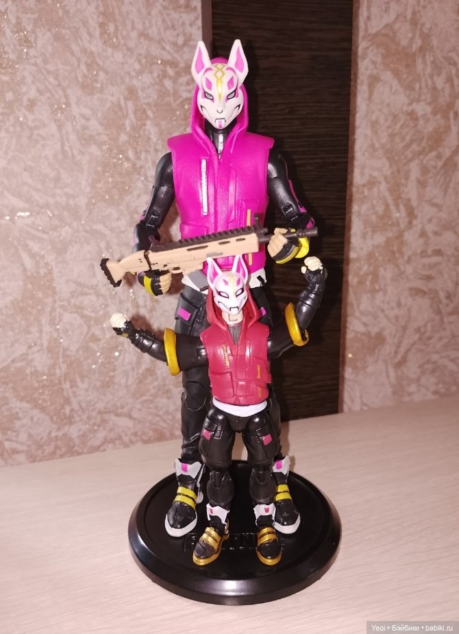 Фигурки в парке, Супер Кот (Леди Баг и Супер Кот) и Ронин (Фортнайт)