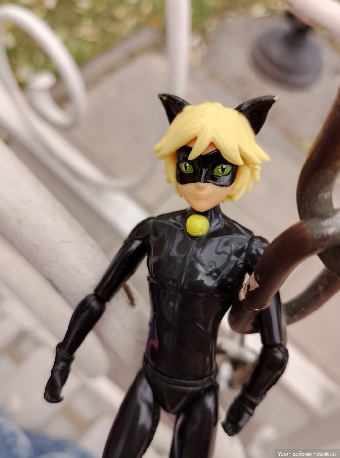 Фигурки в парке, Супер Кот (Леди Баг и Супер Кот) и Ронин (Фортнайт)