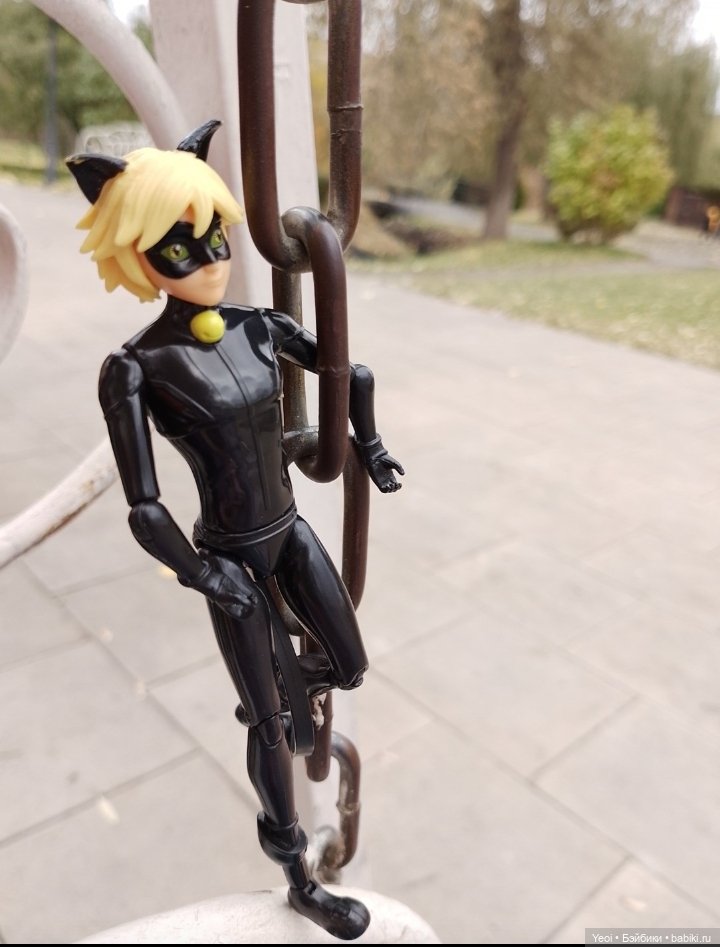 Фигурки в парке, Супер Кот (Леди Баг и Супер Кот) и Ронин (Фортнайт)