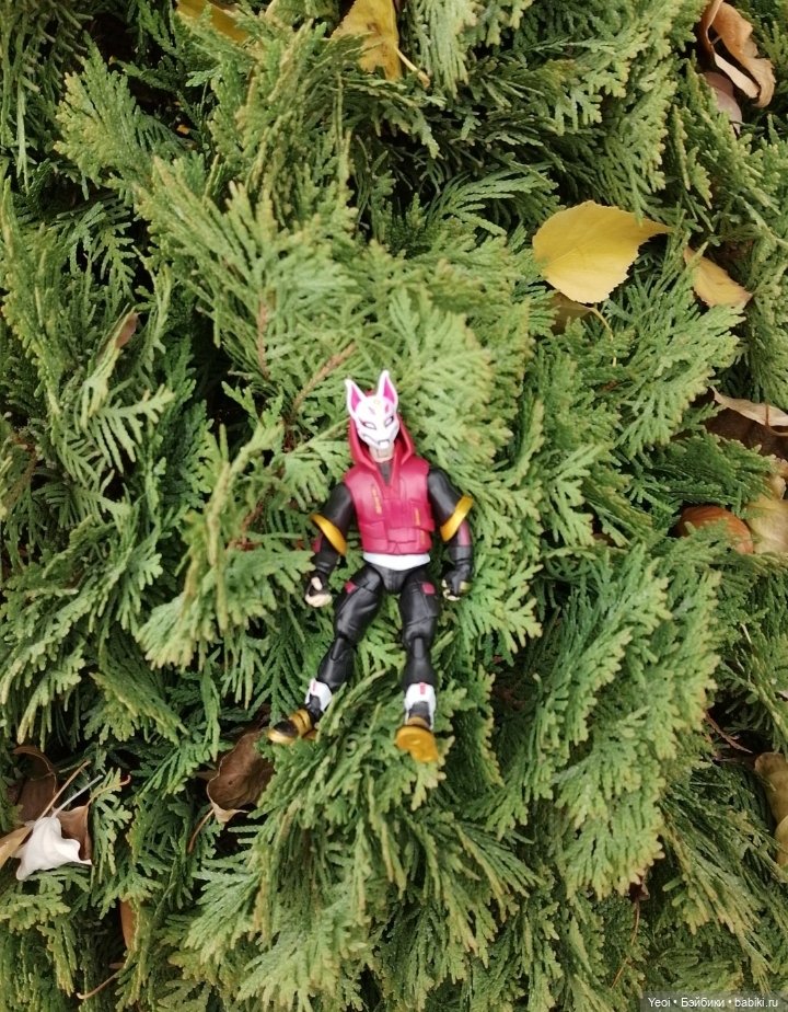 Фигурки в парке, Супер Кот (Леди Баг и Супер Кот) и Ронин (Фортнайт) (фото 4)