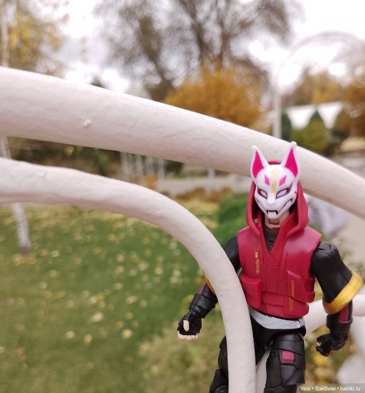 Фигурки в парке, Супер Кот (Леди Баг и Супер Кот) и Ронин (Фортнайт) (фото 8)