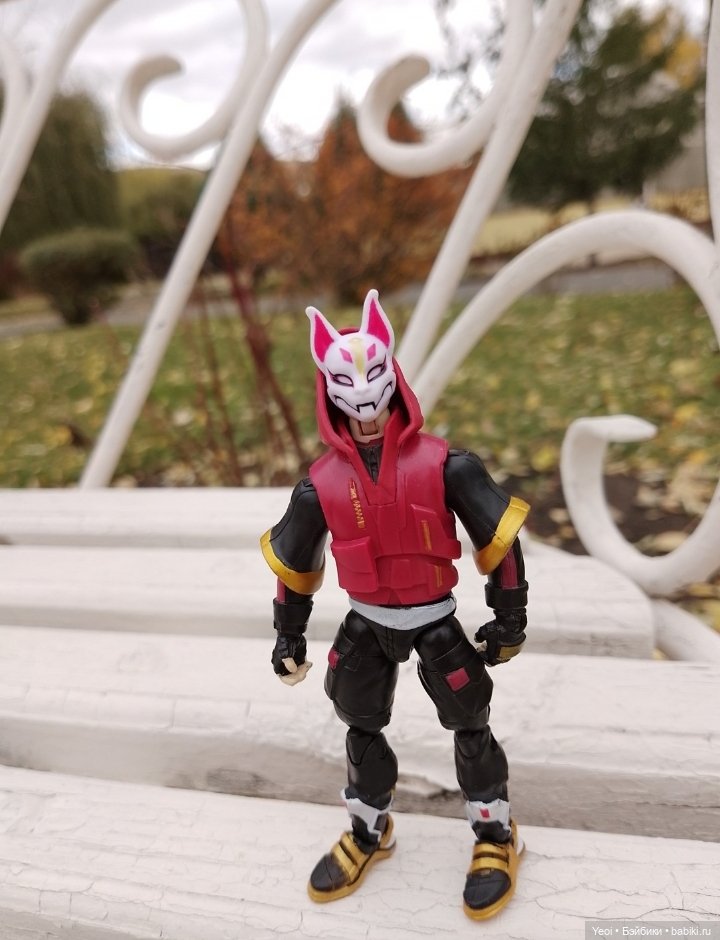 Фигурки в парке, Супер Кот (Леди Баг и Супер Кот) и Ронин (Фортнайт)