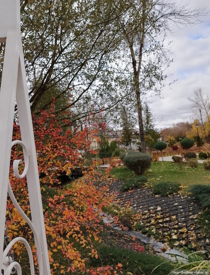 Фигурки в парке, Супер Кот (Леди Баг и Супер Кот) и Ронин (Фортнайт)