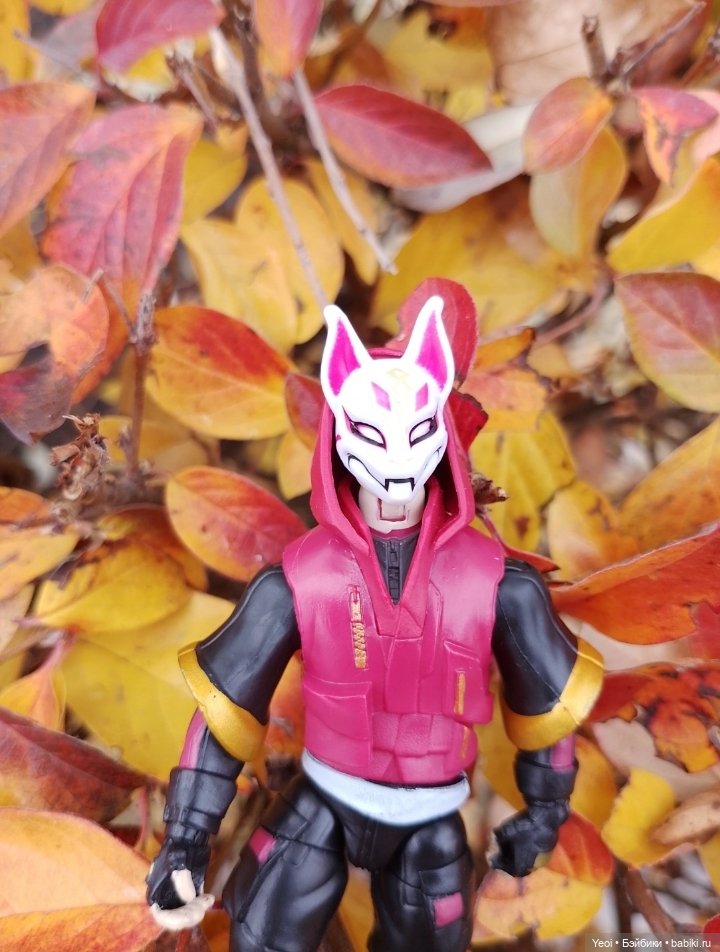 Фигурки в парке, Супер Кот (Леди Баг и Супер Кот) и Ронин (Фортнайт)